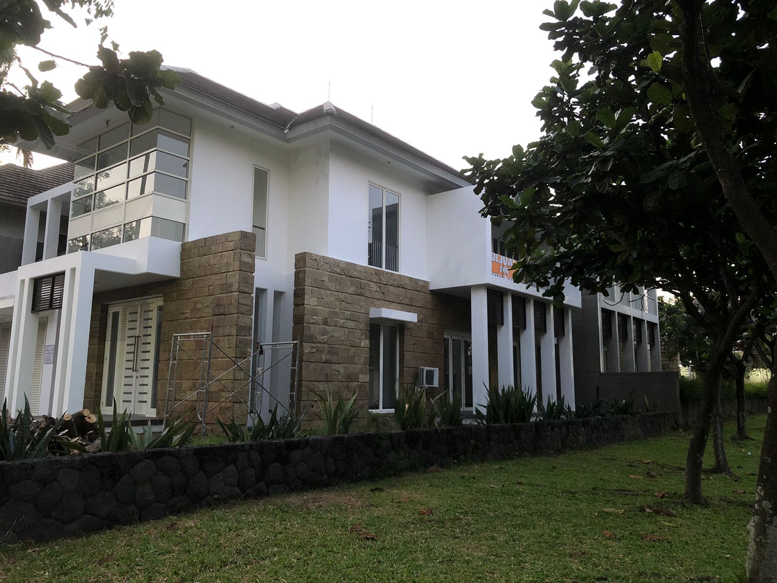 Rumah Hook 2 Lantai di Diamond Hill Citraland Surabaya