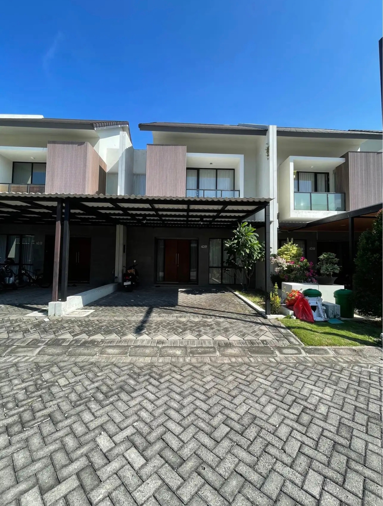 Rumah 2 Lantai di Central Park Juanda siap huni